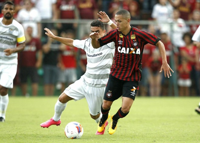 Meia Marcos Guilherme procurou abrir a marcação adversária com jogadas individuais. | Antonio More/Gazeta do Povo