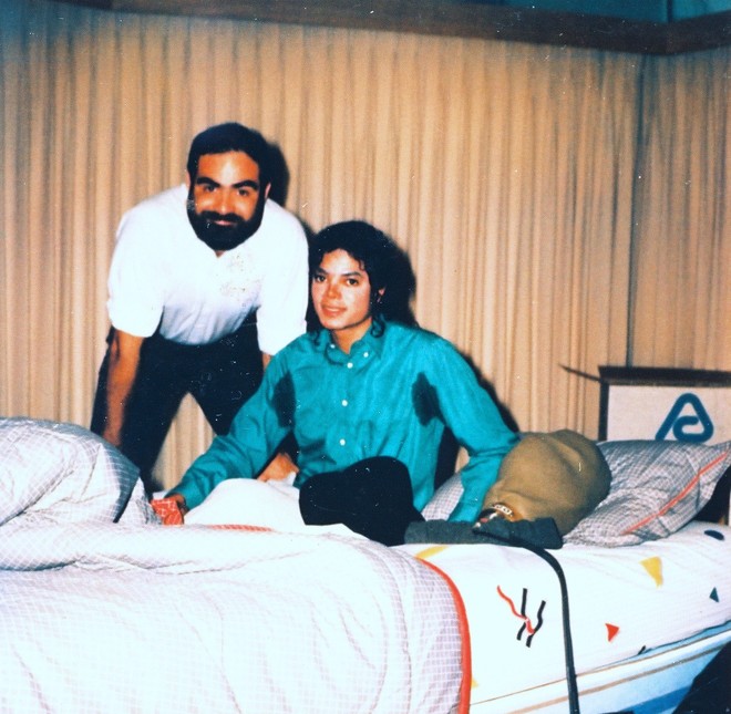 Com Michael Jackson e o protótipo “Ringo” no estúdio Westlake, durante a gravação de “I just can’t stop loving you”, faixa de “Bad”. | (Arquivo pessoal)