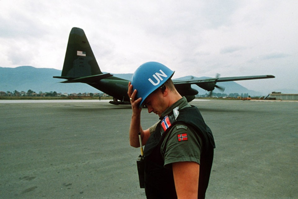 Capacetes azuis identificam as forças da ONU. | Mikhail Evstafiev/Wikimedia Commons