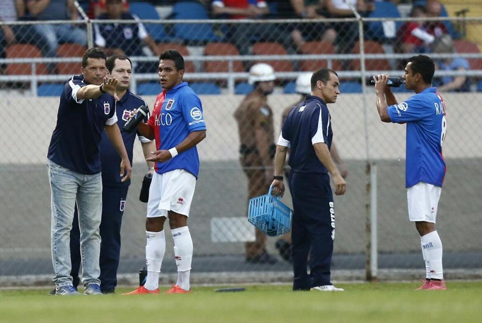 Claudinei Oliveira orienta Válber: treinador disse que sem apoio da torcida Paraná teria mais dificuldade com o Jotinha. | Hugo Harada/Gazeta do Povo