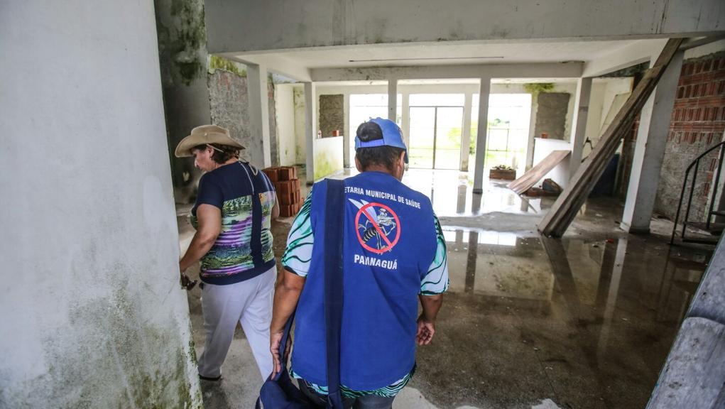 Em Paranaguá, ação tenta encontrar focos do aedes. | Daniel Castellano/Gazeta do Povo