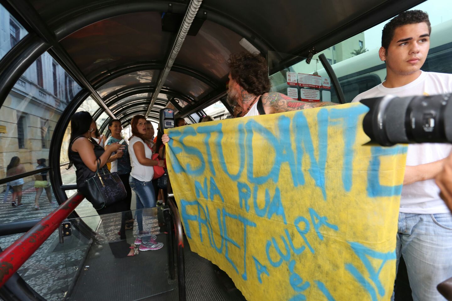 Protesto da noite desta segunda (I15) em Curitiba | Pedro Serápio/Gazeta do Povo