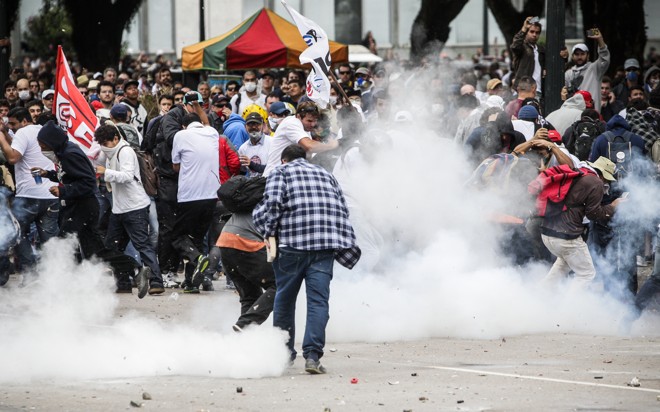 Manifestantes atingidos por bombas de gás lacrimogêno: para promotor, líderes dos manifestantes agiram como integrantes de “facções radicais” | Daniel Castellano/Gazeta do Povo