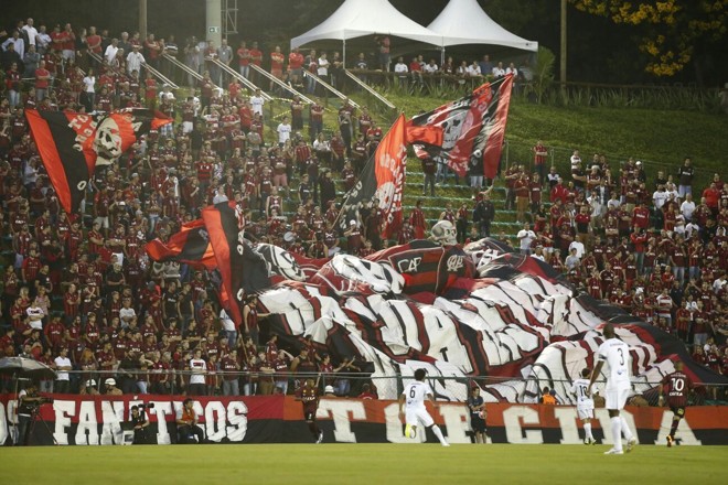 Torcida organizada Os Fanáticos também esteve presente contra o Maringá. | Hugo Harada/Gazeta do Povo