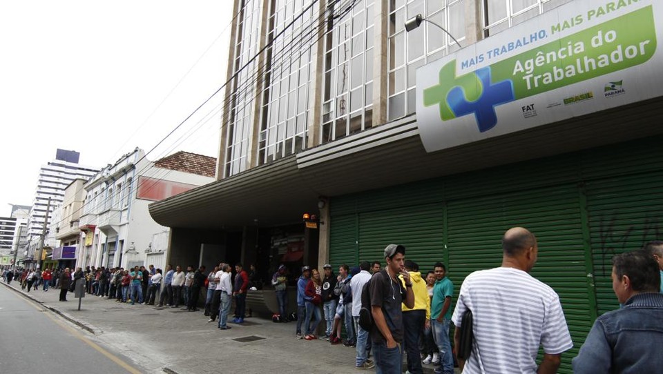 Fila na Agência do Trabalhador, em Curitiba: desemprego em alta. | Aniele Nascimento/Gazeta do Povo