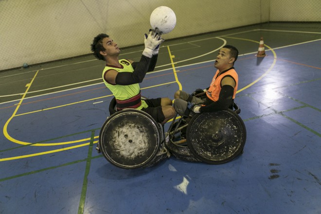 Contato entre os atletas é frequente no jogo. | Marcelo Andrade/Gazeta do Povo