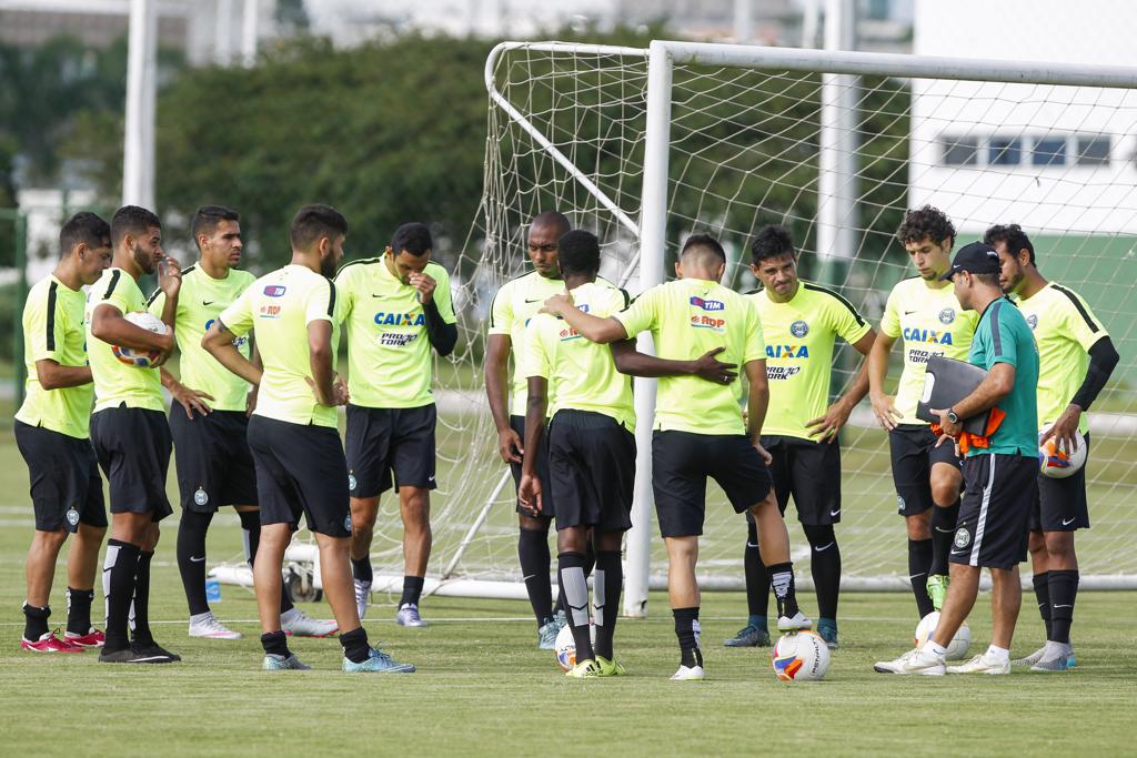Conversa dos jogadores do Coritiba antes de treino par ao duelo com o PSTC: muito papo para corrigir os erros. | Daniel Castellano/Gazeta do Povo