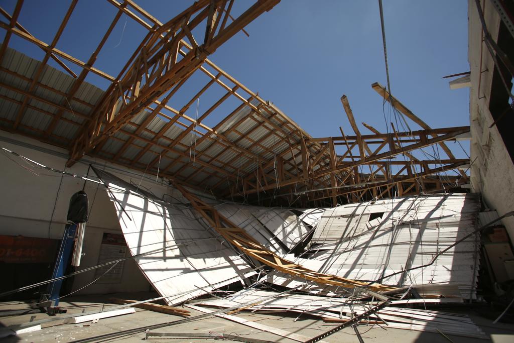 Centro automotivo ficou com a cobertura destruída devido ao vento. | Marcelo Andrade/Gazeta do Povo