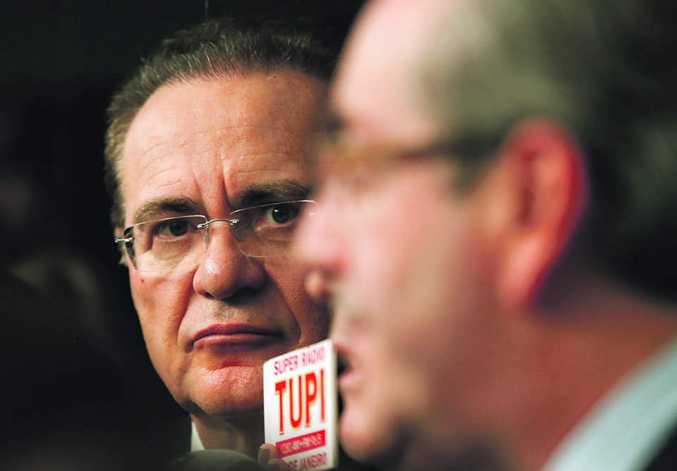 Renan (ao fundo) observa Eduardo Cunha: o senador chegou a ensaiar uma reaproximação do  deputado, desafeto de Dilma. | Lula Marques/ Agência PT/Fotos Públicas