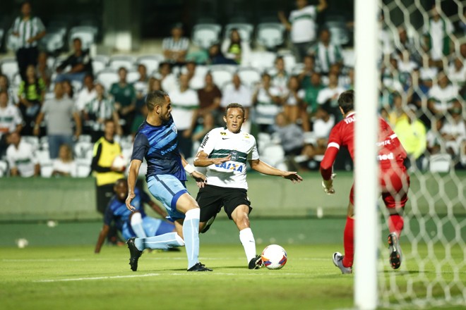 Lateral Carlinhos busca o ataque na área do Londrina | Hugo Harada/Gazeta do Povo