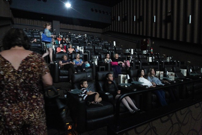 Sala cheia do cinema no Pátio Batel para a estreia do filme Os Dez Mandamentos da Rede Record | Antônio More/Gazeta do Povo