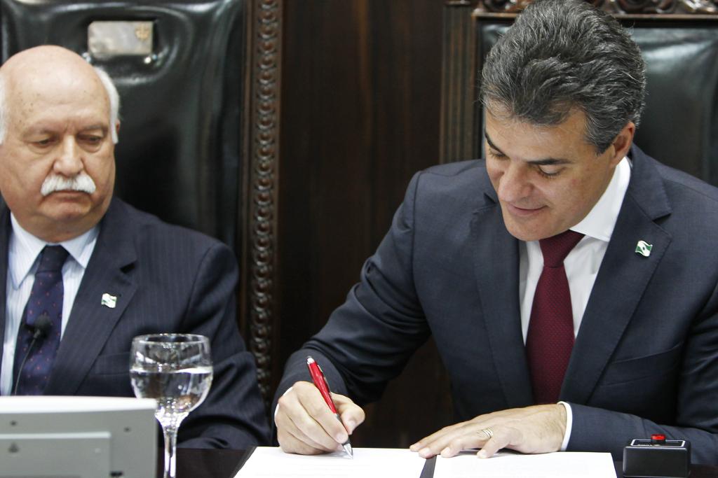 Presidente do TJ e o governador em ato em 2015: governo quer acessar R$ 640 mi de depósitos judiciais. | Antônio More/Gazeta do Povo