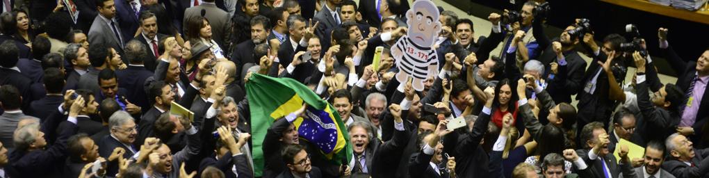 Deputados de oposição com o pixuleco e a bandeira do Brasil: estratégia para pressionar Lula. | Gustavo Lima / Câmara dos Deputados