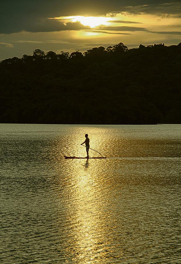 Conhecido pela cobertura de eventos sociais e empresariais, o fotógrafo curitibano Naideron Junior abre hoje, na Fnac Curitiba, sua primeira mostra individual, revelando sua paixão por Stand Up Paddle, canoa havaiana e a cultura que cerca essas modalidades de esportes aquáticos. | Naideron Jr.