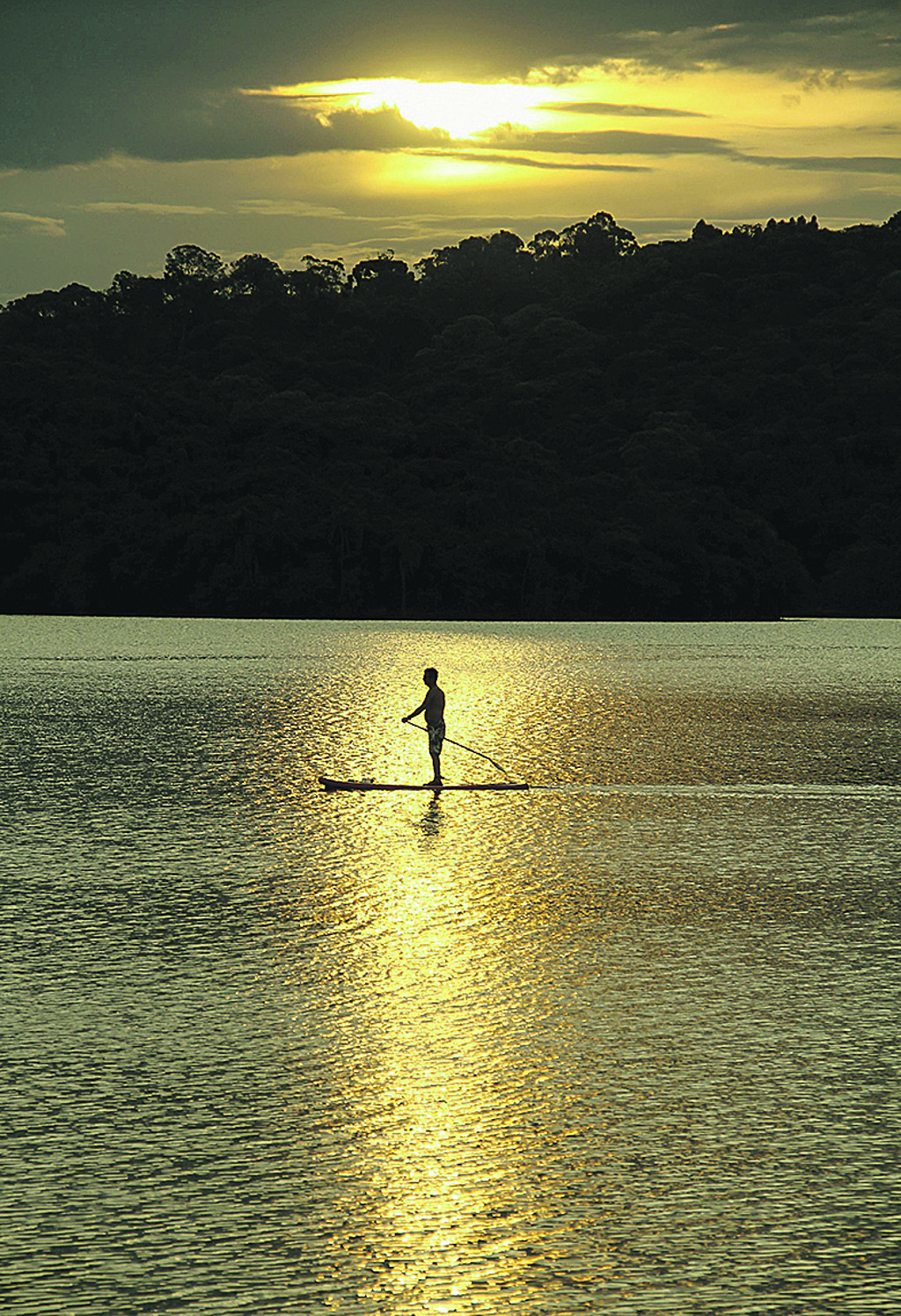 Conhecido pela cobertura de eventos sociais e empresariais, o fotógrafo curitibano Naideron Junior abre hoje, na Fnac Curitiba, sua primeira mostra individual, revelando sua paixão por Stand Up Paddle, canoa havaiana e a cultura que cerca essas modalidades de esportes aquáticos.