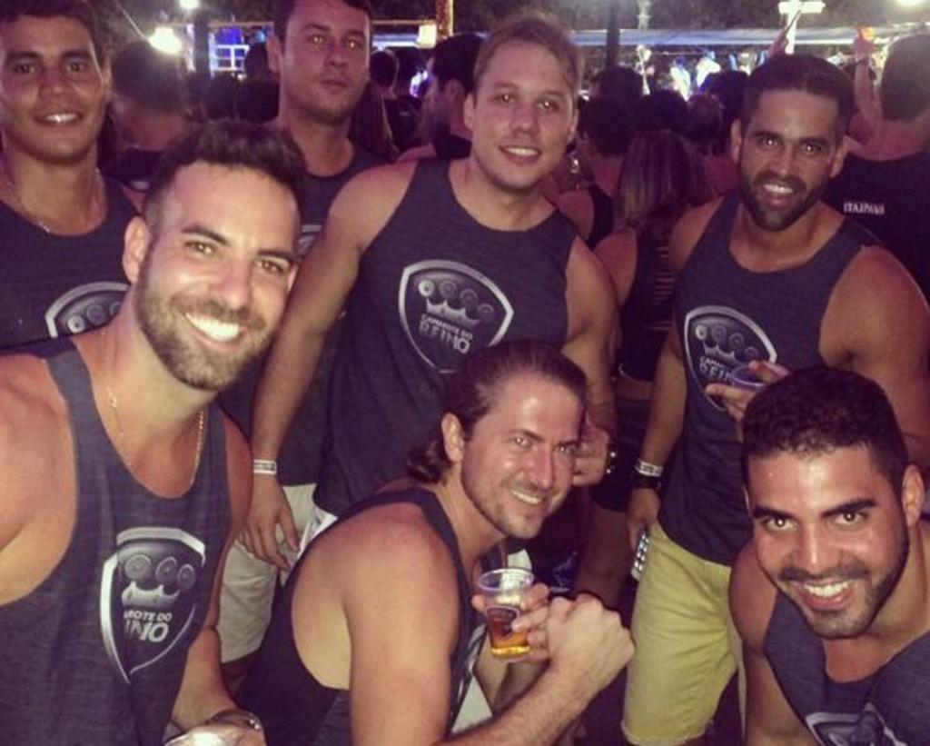 Deputado Zeca Dirceu (ao centro, agachado) ao lado de amigos durante carnaval em Salvador | Reprodução/Instagram