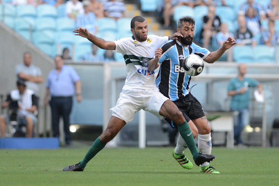 Falha de diante de Douglas custou a derrota do Coritiba. | Edu Andrade/Folhapress