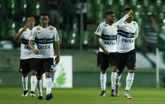 Dudu agradece a torcida do Coritiba. | Jonathan Campos Gazeta do Povo