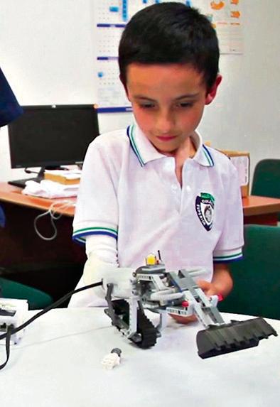 Criança testa prótese produzida pelo engenheiro colombiano | Reprodução/IKO Creative Prosthetic System