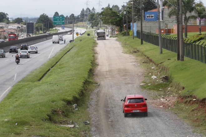 Pavimentação de 750 metros na marginal da BR-277, no Uberaba, transformou-se em um embate entre prefeitura e governo do estado | Aniele Nascimento/Gazeta do Povo