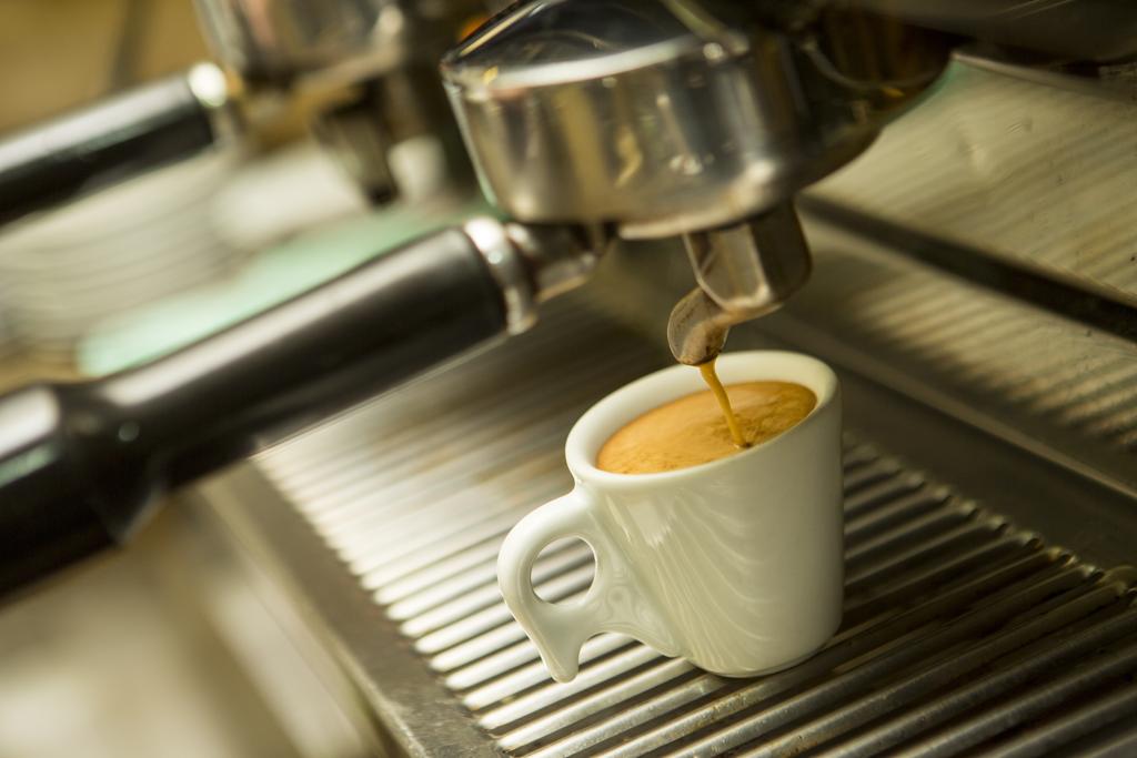 Um cafezinho, além de saboroso, é rico em antioxidantes e ajuda a evitar o diabetes, segundo estudos. | Marcelo Andrade/Gazeta do Povo