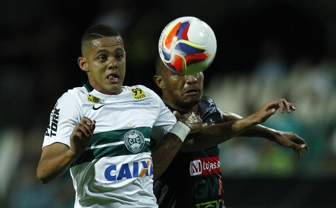 Walisson Maria disputa jogada com jogador do Operário. | Jonathan CamposGazeta do Povo