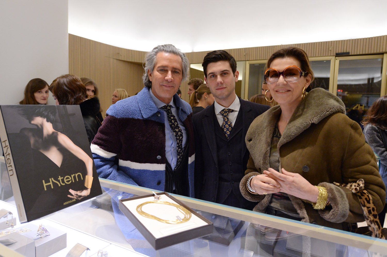 No último dia 11, a H.Stern e a editora Assouline receberam convidados na recém-reformada loja da joalheria, localizada na Quinta Avenida, em Nova York, para comemorar o lançamento do livro H.Stern, que aborda os 70 anos de história da marca. Na foto, Carlos Souza, o Cacá (à esq.), embaixador global da Valentino, com Alexandre e Martine Assouline. | Andrew Toth/Divulgação