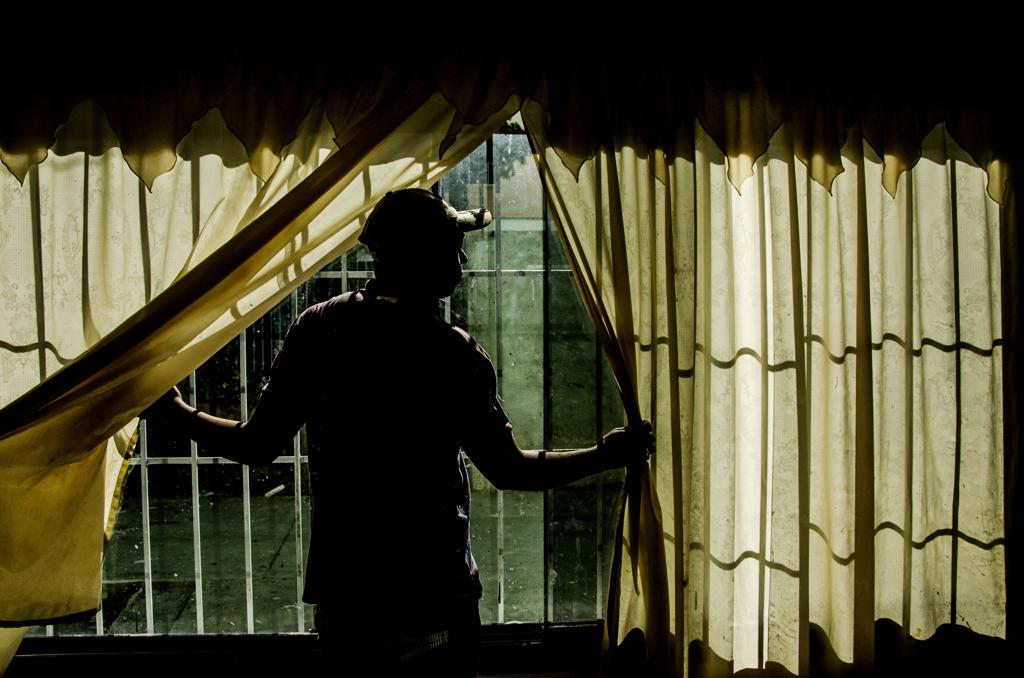 Yoni Iriarte, um ativista da oposição, diz que ter o título de sua casa o fará votar de maneira independente | MERIDITH KOHUT/NYT