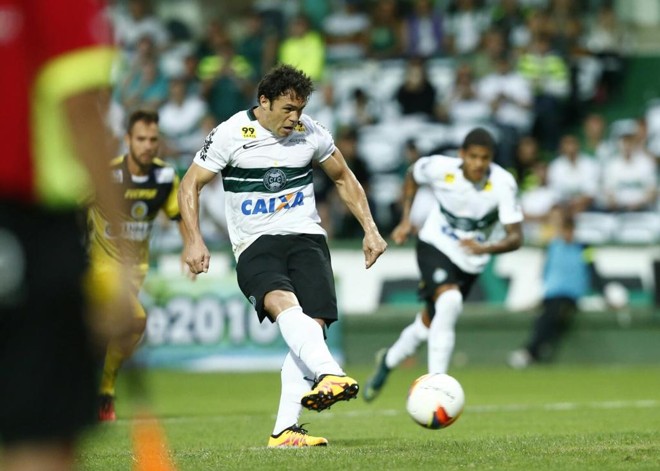 De pênalti, o primeiro gol do Paranaense 2016 foi marcado pelo atacante Kléber. Não deu para o goleiro Fernando, que despencou para o outro lado: 1 a 0 para o Coritiba. | Hugo Harada/Gazeta do Povo