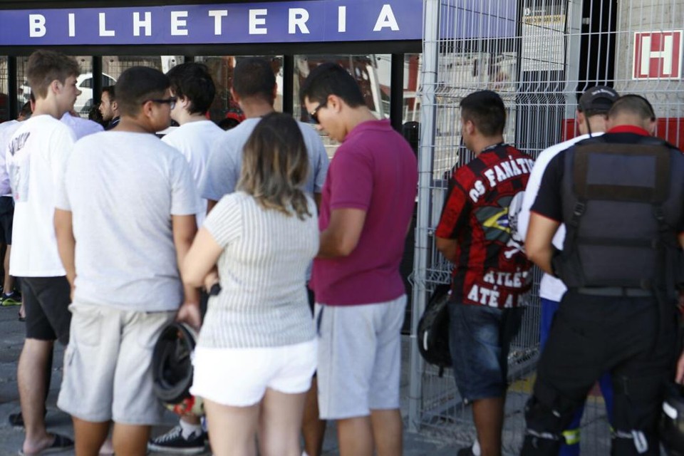 Torcedor atleticano fez fila na Baixada para comprar ingressos mais baratos para o jogo de estreia do gramado sintético. | 