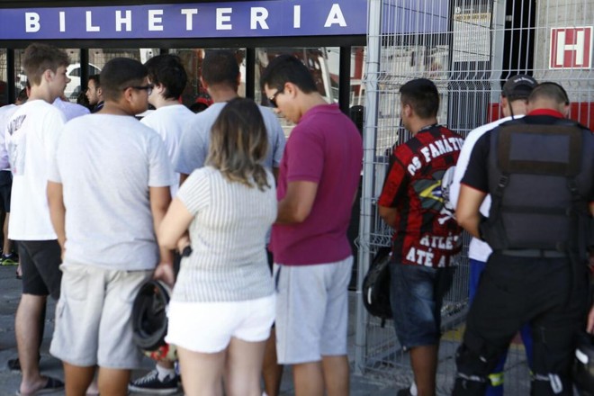 Torcedor atleticano fez fila na Baixada para comprar ingressos mais baratos para o jogo de estreia do gramado sintético. |