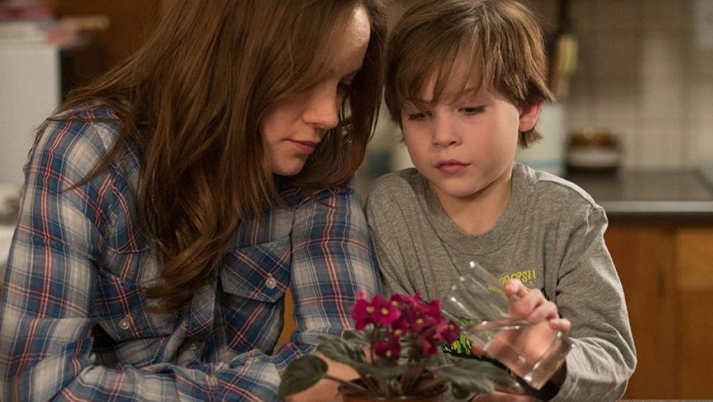 Em “O Quarto de Jack”, Brie Larson e Jacob Tremblay vivem mãe e filho que precisam se adaptar a uma nova realidade após passarem anos presos em um cativeiro. | Divulgação