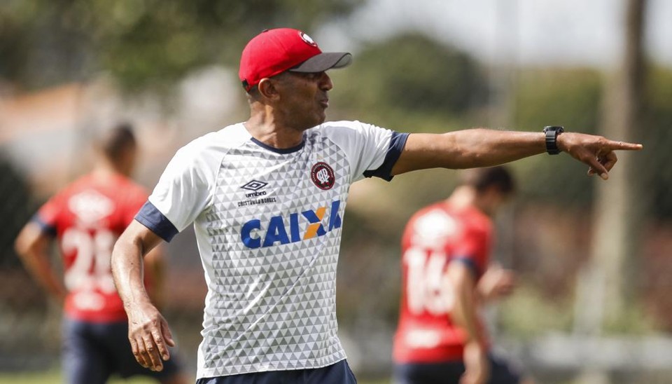 Torcedor do Atlético poderá ver a equipe de Cristóvão Borges treinando na grama sintética antes do jogo com o Criciúma. | Daniel Castellano/Gazeta do Povo