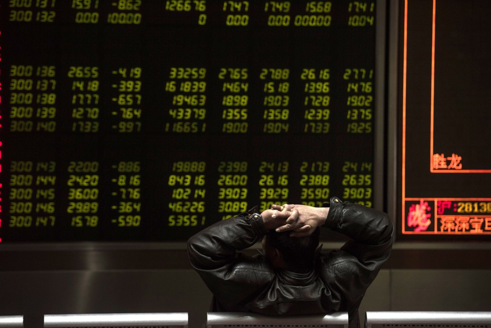 Mercados financeiros da China registram uma queda de mais de 40% esde junho de 2015. | Fred Dufour/AFP