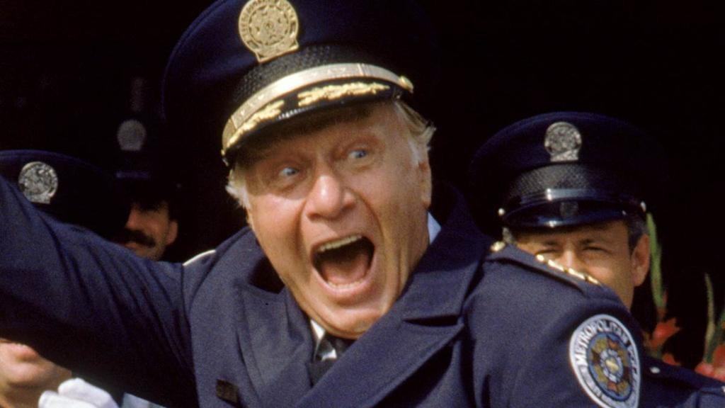 George Gaynes como o comandante Lassard, de “Loucademia de Polícia”