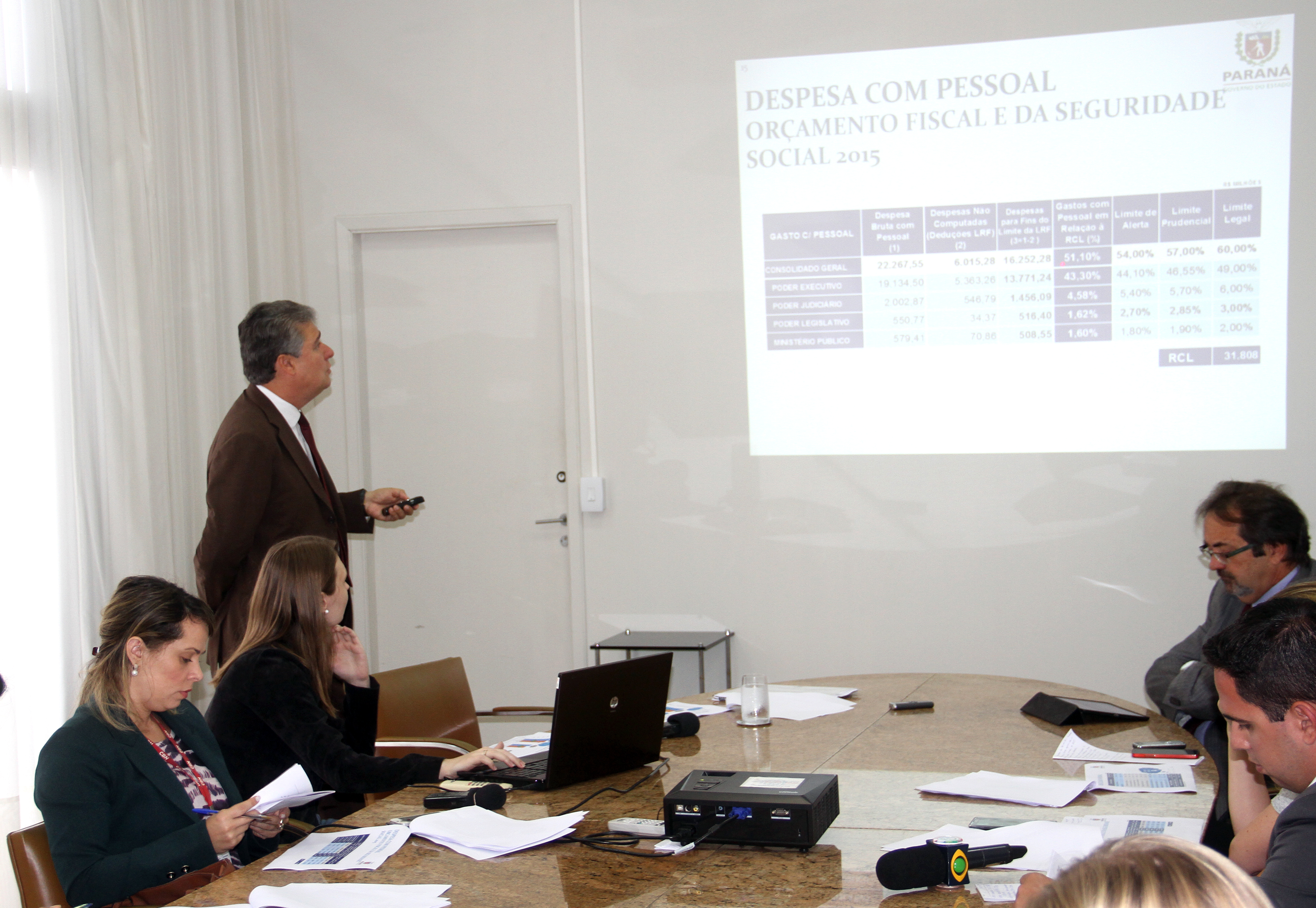 Mauro Ricardo, secretário da Fazenda, durante entrevista nesta terça-feira (2). | Gerson Klaina/Tribuna do Paraná