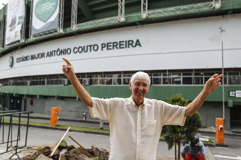 Kruger faz a pose que será imortalizada em frente ao Couto. | Jonathan campos/Gazeta do Povo
