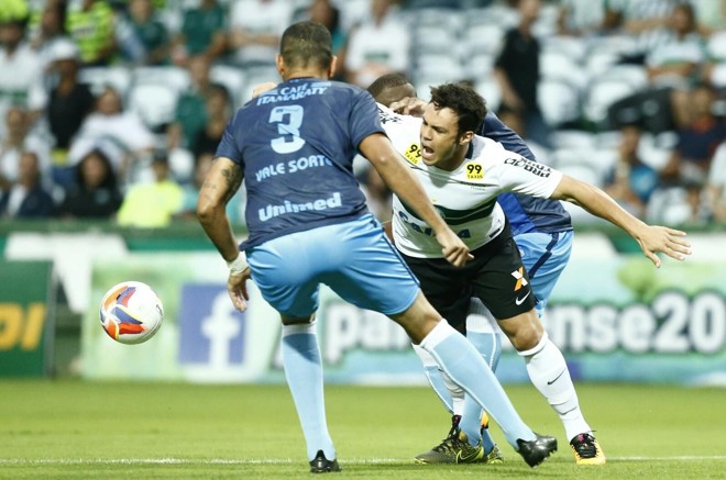 Kléber é derrubado após disputa de bola com defensores do Londrina. Partida foi muito truncada. | Hugo Harada/Gazeta do Povo