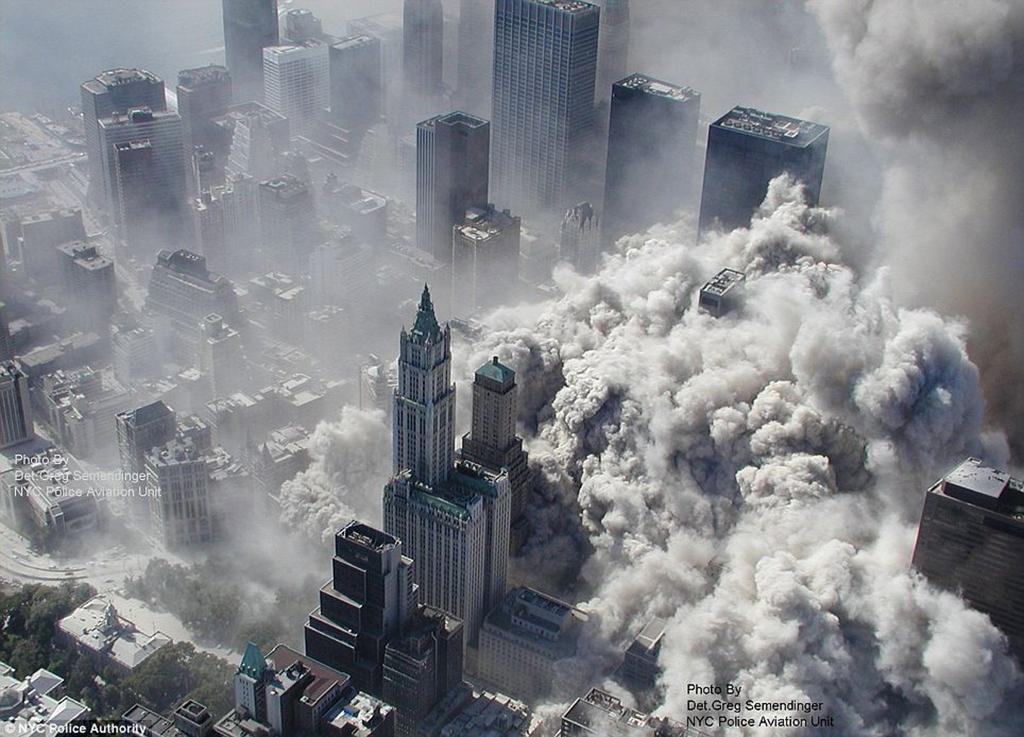 Segunda torre do World Trade Center desaba após avião atingi-la em ação orquestrada do 11 de setembro de 2001 | dec/RAB/Greg Semendinger