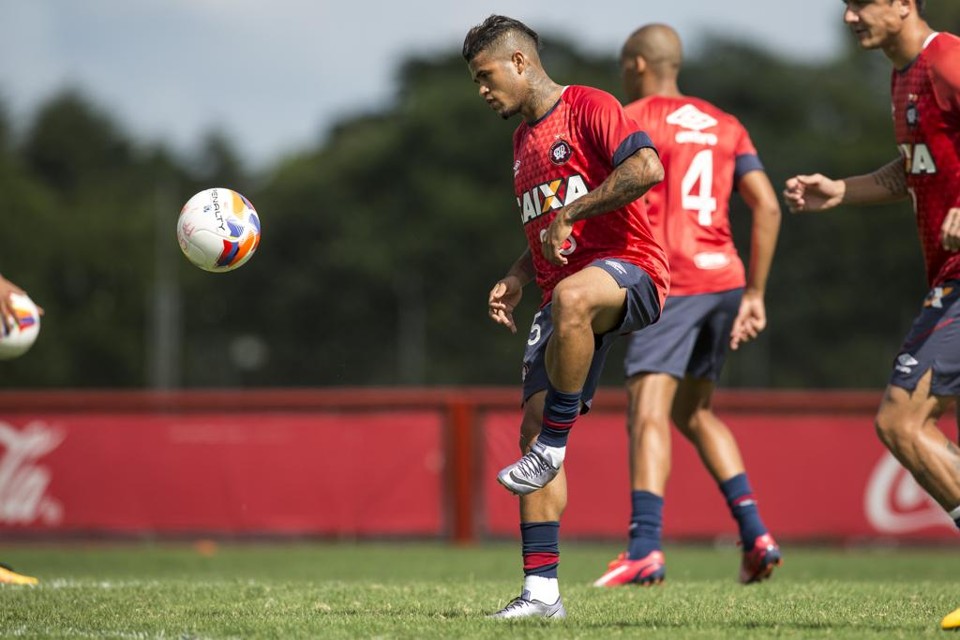 Léo acabou suspenso  por causa da confusão com Fred, do Fluminense. | Marcelo Andrade/Gazeta do Povo