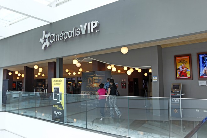 Sala cheia no cinema do Pátio Batel para a estreia do filme Os Dez Mandamentos da Rede Record. | Antônio More/Gazeta do Povo