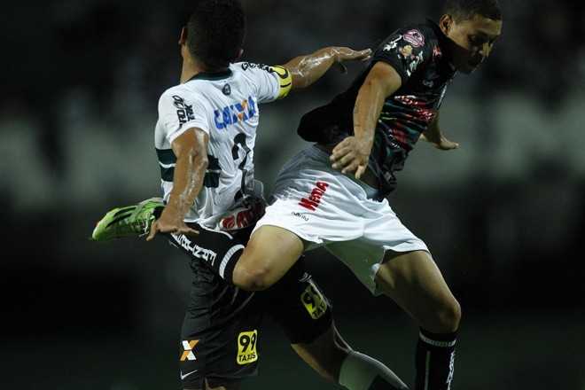 Jogadores disputam bola aérea. | Jonathan Campos Gazeta do Povo