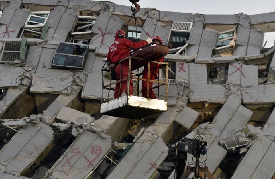 Cerca de 2.000 bombeiros, policiais, soldados e voluntários vasculharam os escombros | SAM YEH/AFP