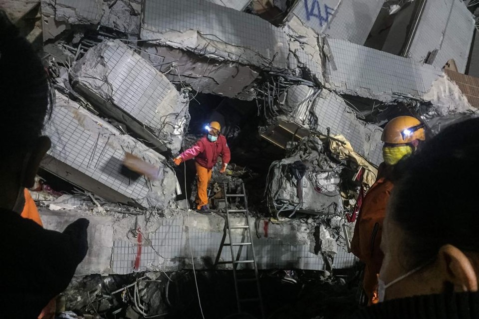 Equipes de emergência conseguiram resgatar cerca de 320 pessoas do prédio | ANTHONY WALLACE/AFP