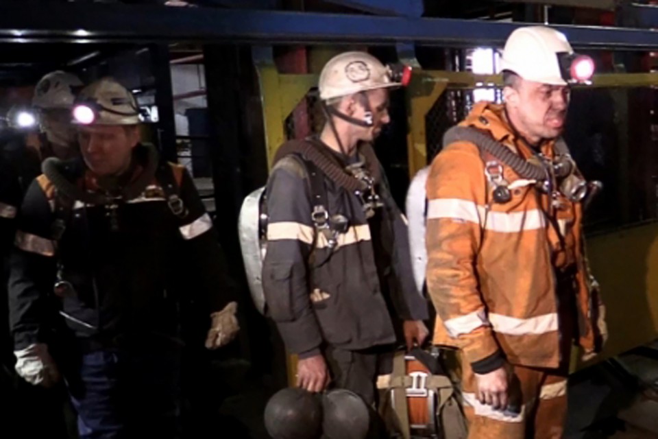 Equipe de resgate que trabalhou na tentativa de resgate na mina , em Vortuka, a 1,9 mil km de Moscou. | /AFP