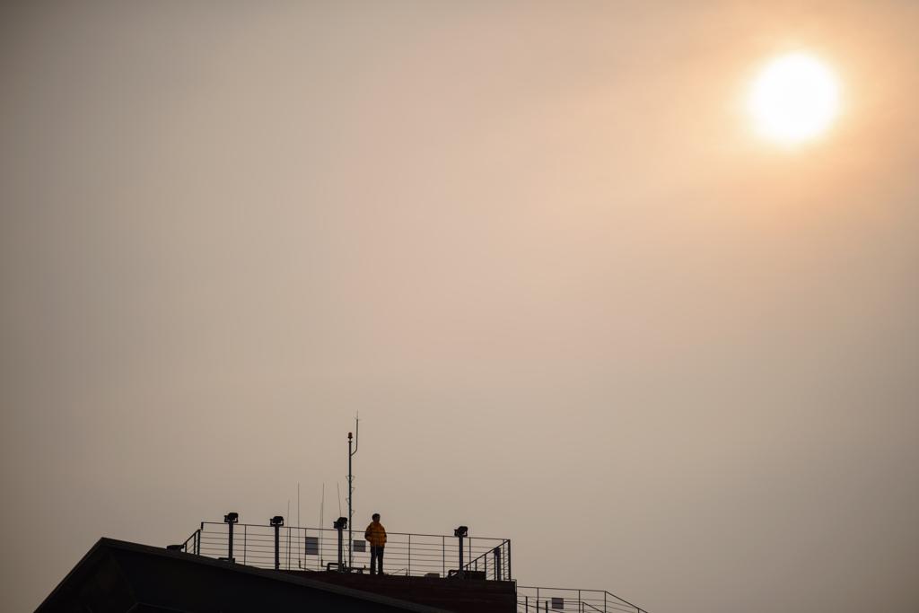 Homem em plataforma na zona desmilitarizada na fronteira entre a Coreia do Sul e Coreia do Norte: tensão na região aumentou após lançamento de foguete | ED JONES/AFP