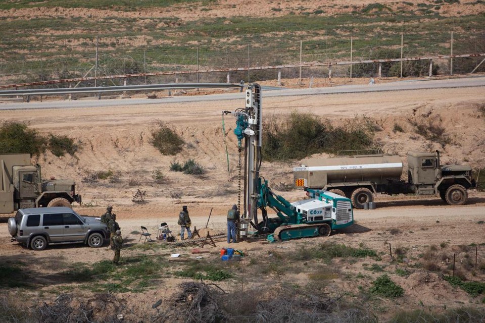 Soldados israelenses procuram túneis que ligam Gaza a Israel: objetivo é fechá-los | MENAHEM KAHANA/AFP