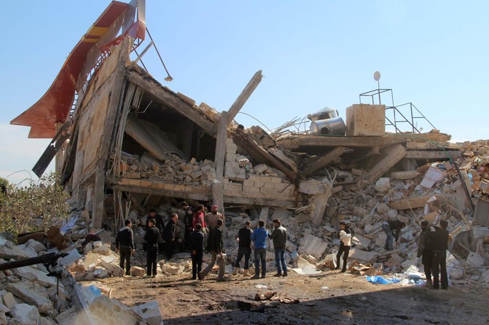 Hospital foi destruído por bombardeio aéreo em mais um ataque contra civis | GHAITH OMRAN/AFP