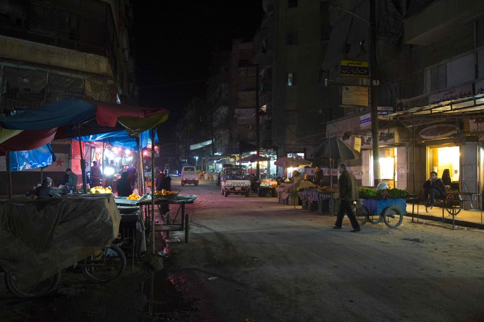A cidade de Aleppo nesta sexta-feira, poucas horas antes do início do cessar-fogo | KARAM AL-MASRI/AFP