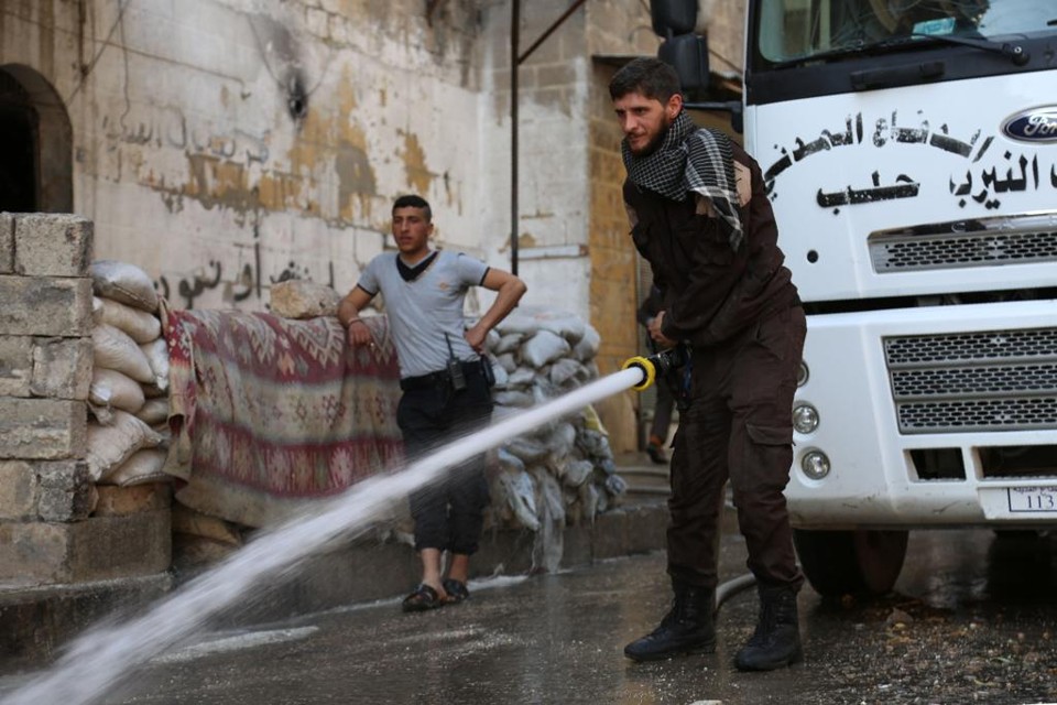 Trégua possibilitou também serviços de limpeza nas ruas de Aleppo | KARAM AL-MASRI/AFP